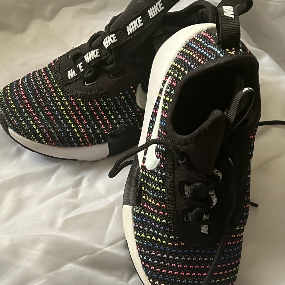 NIKE GIRLS SNEAKERS